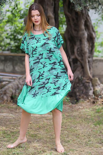 Chiccy Σκούρο παστέλ πράσινο - Casual φόρεμα με βολάν καμουφλάζ φούστα με λαιμόκοψη
