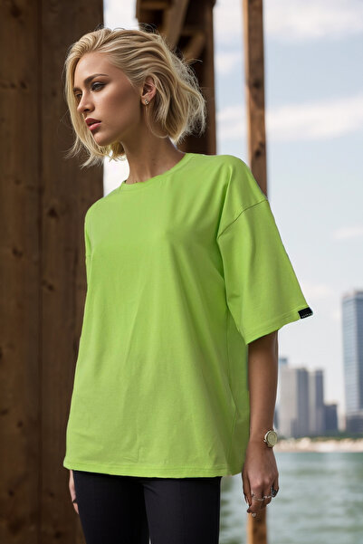 gothamvibes تي شيرت نسائي كبير الحجم باللون الأخضر الليموني - قصة عادية