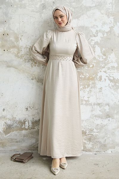 InStyle Rochie sclipitoare din satin cu centura de piatra - bej