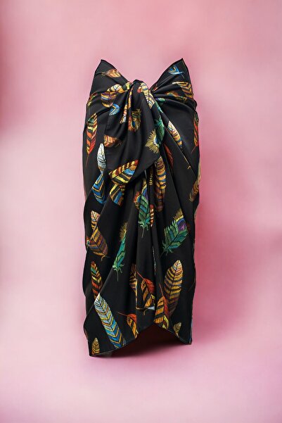 pistore Dlouhé saténové dámské plážové šaty s černým vzorem peří Nová sezóna