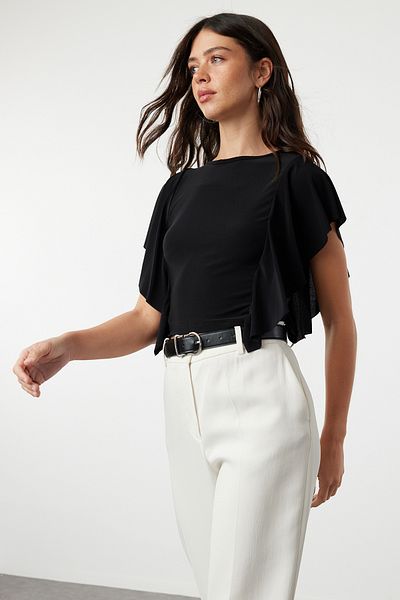 Trendyol Collection Schwarze, flexible Strickbluse mit Rundhalsausschnitt und Rüschendetail TWOSS24BZ00636