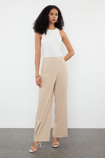 Trendyol Collection Béžové tkané kalhoty se širokými nohavicemi a křížovým zapínáním - TWOSS24PL00092