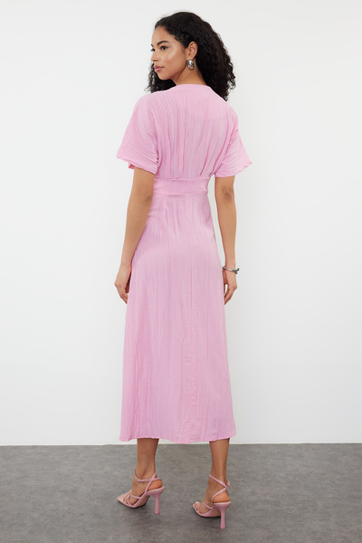 Trendyol Collection Φούξια μάξι φόρεμα με λαιμόκοψη - A-line, λεπτομέρεια μπούστου, υφαντό - TWOSS24EL00620