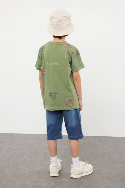 TRENDYOLKIDS Khaki fiú pamut póló és farmer nadrág szett - tenyérmintás, alsó-felső öltöny TKDSS24AU00003