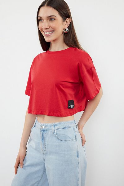 Trendyol Collection Piros kényelmes szabású címke részletes 100% pamut póló - TWOSS24TS00219