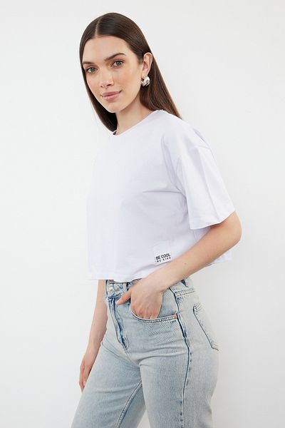 Trendyol Collection Λευκό βαμβακερό μπλουζάκι με άνετη εφαρμογή - Λεπτομέρειες ετικέτας, υφαντό TWOSS24TS00219
