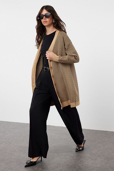 Trendyol Modest Kamelfarbener Strickjacke mit Zickzackstreifen TCTAW23HI00070