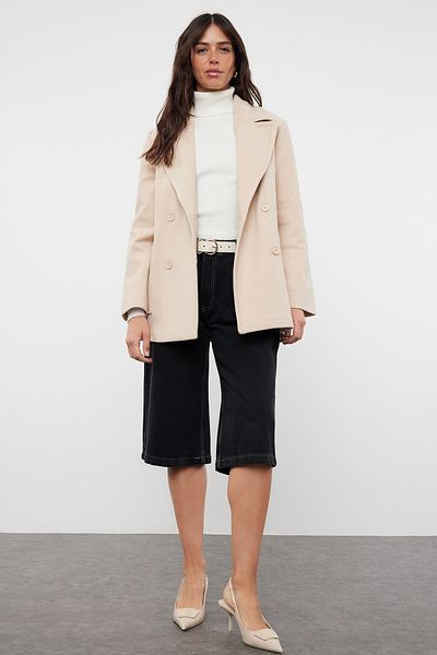 Trendyol Collection Weiche, strukturierte, steinfarbene Kurzjacke – Jacke mit Taschendetail TWOAW25KB00007