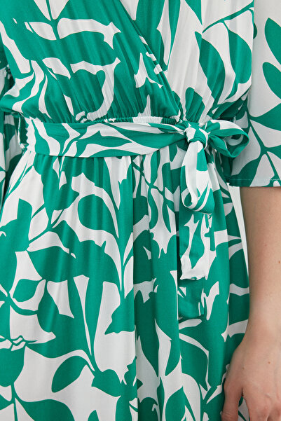 Trendyol Collection Dvouřadý límec A-line Midi šaty s květinovým potiskem – s páskem, TWOSS24EL00915