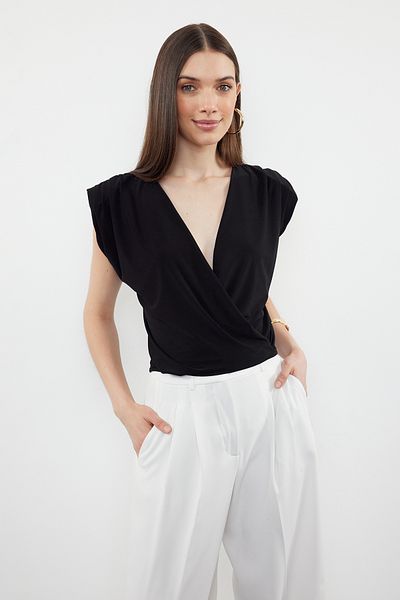 Trendyol Collection Elastyczna, wyściełana czarna dzianinowa bluzka z podwójnymi piersiami - Regular Fit TWOSS24BZ00632