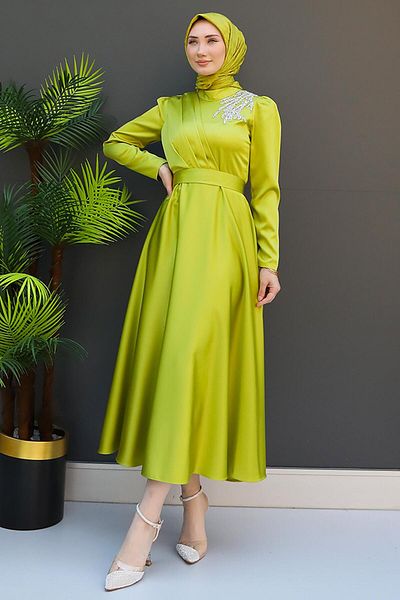 GİZ AGİYİM Βραδινό φόρεμα Oil Green Satin - Λεπτομέρεια από πέτρα από τους ώμους