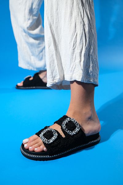 LuviShoes Papuci DUNGEON pentru femei cu cataramă în piatră neagră