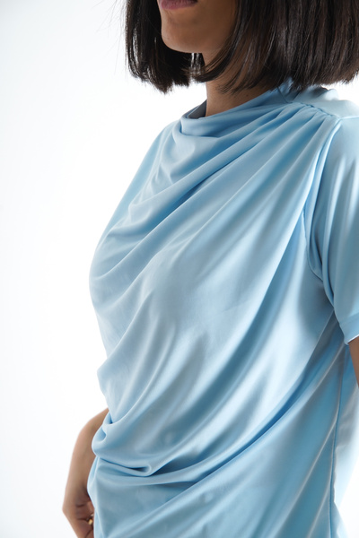 Moda Değirmeni Γυναικεία μπλε ντραπέ κοντομάνικη μπλούζα - BG1193-324-0002