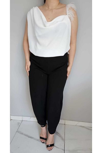 Butik Nilyam Plus Size Black Blouse with Feather Shoulders - 24067