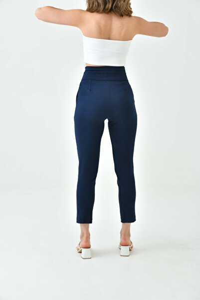 ubmbutik Жіночі брюки з високою талією з крепу - з поясом і вузькими штанинами