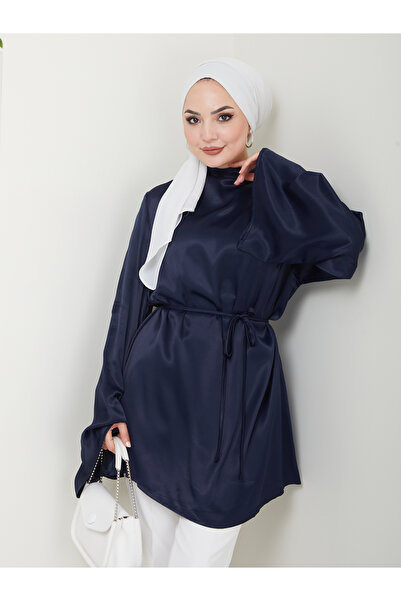 Tate تونيك من الساتان باللون الأزرق الداكن - بلوزة برباط