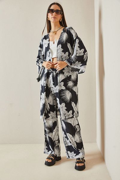 XHAN 5YXK8-48600-02 Model Black Floral Patterned Kimono Set