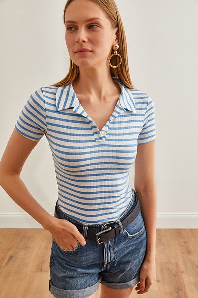 Olalook Bluză de damă din lycra cu guler polo albastru baby - cu dungi groase, cu nasturi BLZ-19002558