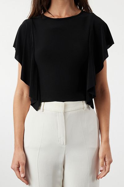 Trendyol Collection Schwarze, flexible Strickbluse mit Rundhalsausschnitt und Rüschendetail TWOSS24BZ00636