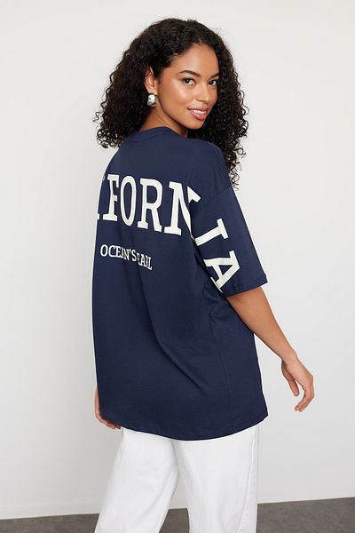 Trendyol Collection Námořnické modré oversize pletené tričko – 100% bavlna, zadní potisk sloganu, TWOSS24TS00091