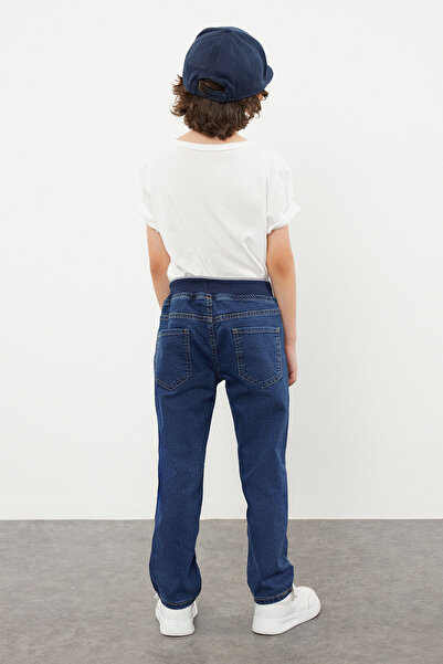 TRENDYOLKIDS Fiú sötétkék vékony farmer nadrág - rugalmas és elasztikus derék Jean TKDSS24PL00014