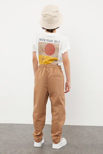 TRENDYOLKIDS Σχολικό υφαντό παντελόνι αγοριών - Καμηλό, ελαστική μέση και γραβάτα Αναλυτικά Tkdss24pl00004