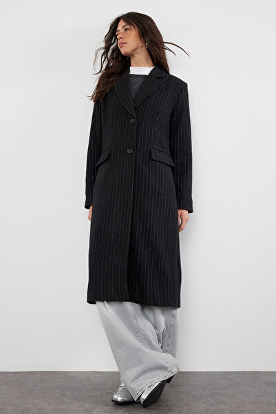 Trendyol Collection Dlouhý černý pruhovaný kabát - Regular Fit Twoaw25Kb00026
