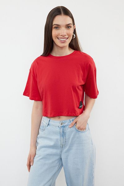 Trendyol Collection Piros kényelmes szabású címke részletes 100% pamut póló - TWOSS24TS00219