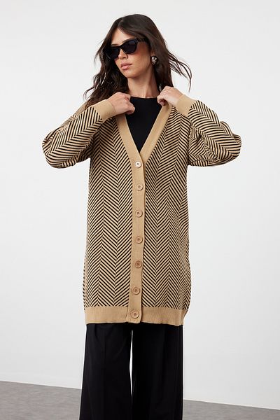 Trendyol Modest Kamelfarbener Strickjacke mit Zickzackstreifen TCTAW23HI00070