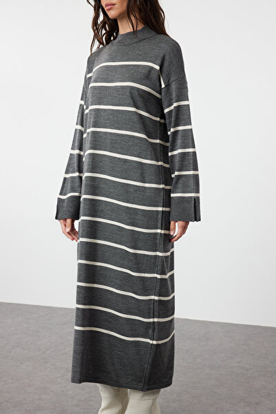 Trendyol Modest Antracitové proužkované šaty z pleteniny s proužkovaným rozparkem TCTAW24EB00018