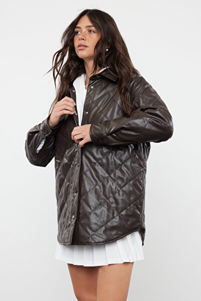 Trendyol Collection Tmavě hnědé prošívané pouzdro z umělé kůže - TWOAW25MO00101