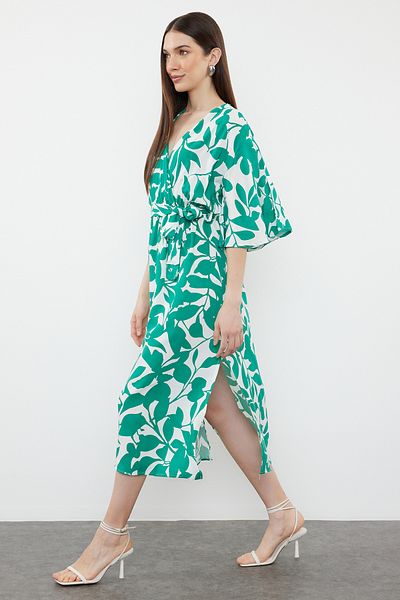 Trendyol Collection Μίντι φόρεμα με γιακά με διπλό στήθος σε γραμμή Α με πράσινο φλοράλ στάμπα - ζωσμένος, TWOSS24EL00915