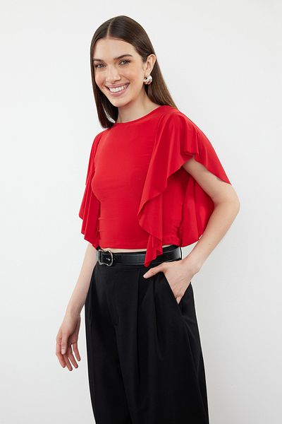 Trendyol Collection Red Arms – Flexible Strickbluse mit Rundhalsausschnitt und Rüschendetail TWOSS24BZ00636