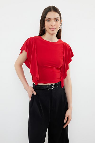 Trendyol Collection Red Arms – Flexible Strickbluse mit Rundhalsausschnitt und Rüschendetail TWOSS24BZ00636