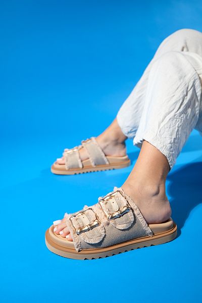 LuviShoes Dámské pantofle HARMONY béžové barvy - zlatá přezka a dvojitý pásek