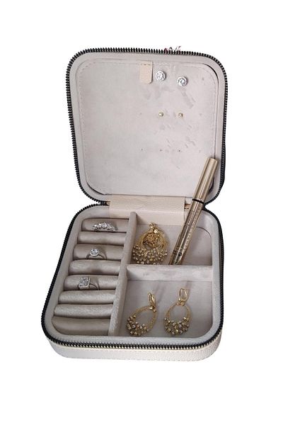 ÖZER KUTU Zippered Leather (With Wooden Case) Medium Jewelry, Travel And Jewelry Bag, Box Cream(15x15 Cm)