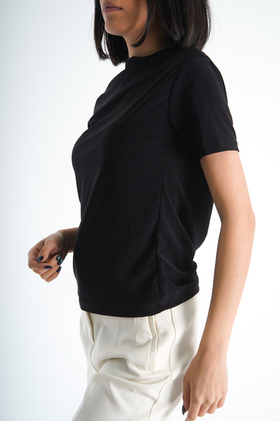 Moda Değirmeni Γυναικεία μαύρη ντραπέ κοντομάνικη μπλούζα - BG1193-324-0002