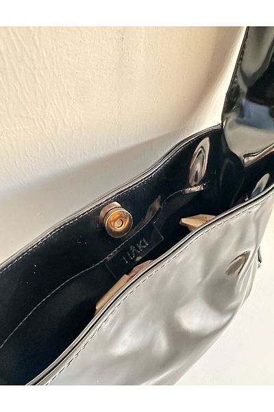 Boutiquehaki Geanta Sophia Baguette cu Logo din Piele Lacuita