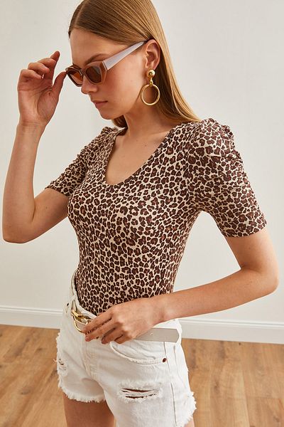 Olalook Beige Bluse aus weichem Modal mit Leopardenmuster für Damen - BLZ-19002669