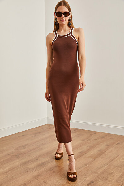Olalook Гірко-коричнева максі-сукня з трикотажем з відрізною горловиною ELB19002070
