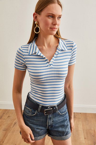 Olalook Bluză de damă din lycra cu guler polo albastru baby - cu dungi groase, cu nasturi BLZ-19002558