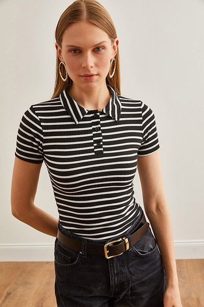 Olalook Bluză neagră din lycra cu gât polo - cu dungi groase, cu nasturi BLZ-19002558