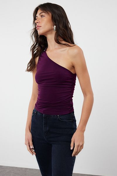 Trendyol Collection Stretchige One-Shoulder-Bluse in Pflaume – Raffung im Detail, tailliert TWOSS21BZ0590