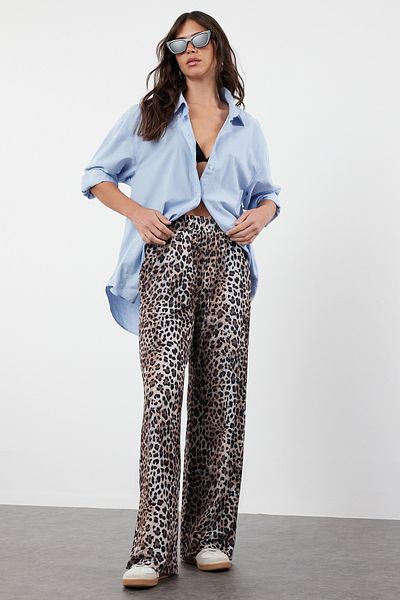 Trendyol Collection Flexible und bequem geschnittene Hose mit Leopardenmuster und hoher Taille - TWOSS23PL00129