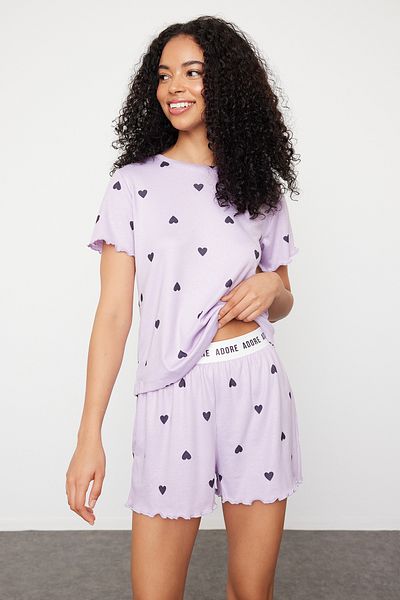 Trendyol Collection Fliederfarbenes, herzförmiges, mit Slogan bedrucktes, elastisches, detailliertes, geripptes Shorts-Pyjama-Set THMSS24PT00220