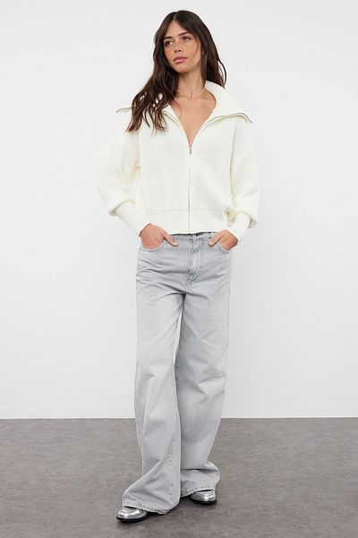 Trendyol Collection Strickjacke mit Umlegekragen und Reißverschluss in Ecru – breite Passform TWOAW24HI00072
