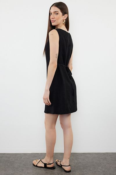 Trendyol Collection Μίνι υφαντό φόρεμα με μαύρη ζώνη σε ίσια κοπή TWOSS24EL00938