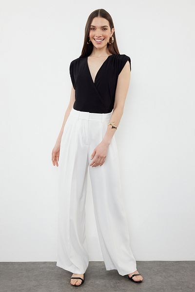 Trendyol Collection Elastyczna, wyściełana czarna dzianinowa bluzka z podwójnymi piersiami - Regular Fit TWOSS24BZ00632