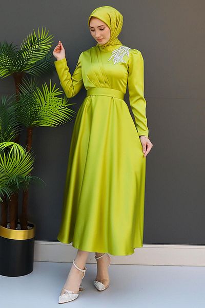 GİZ AGİYİM Βραδινό φόρεμα Oil Green Satin - Λεπτομέρεια από πέτρα από τους ώμους
