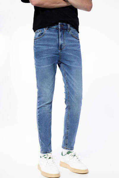Pull & Bear Carrot-Fit Jean with Pale Effect